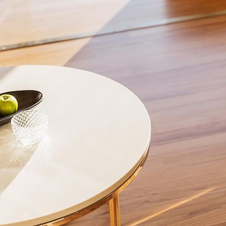 Fraser Suites Sydney Exterior foto A table with a melamine tabletop