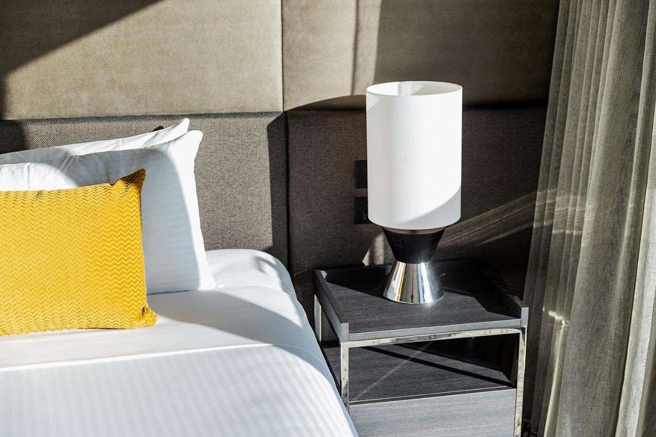 Fraser Suites Sydney Exterior foto A lamp on a bedside table