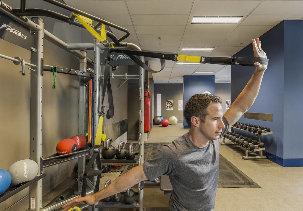 Fraser Suites Sydney Exterior foto A man using a TRX suspension trainer