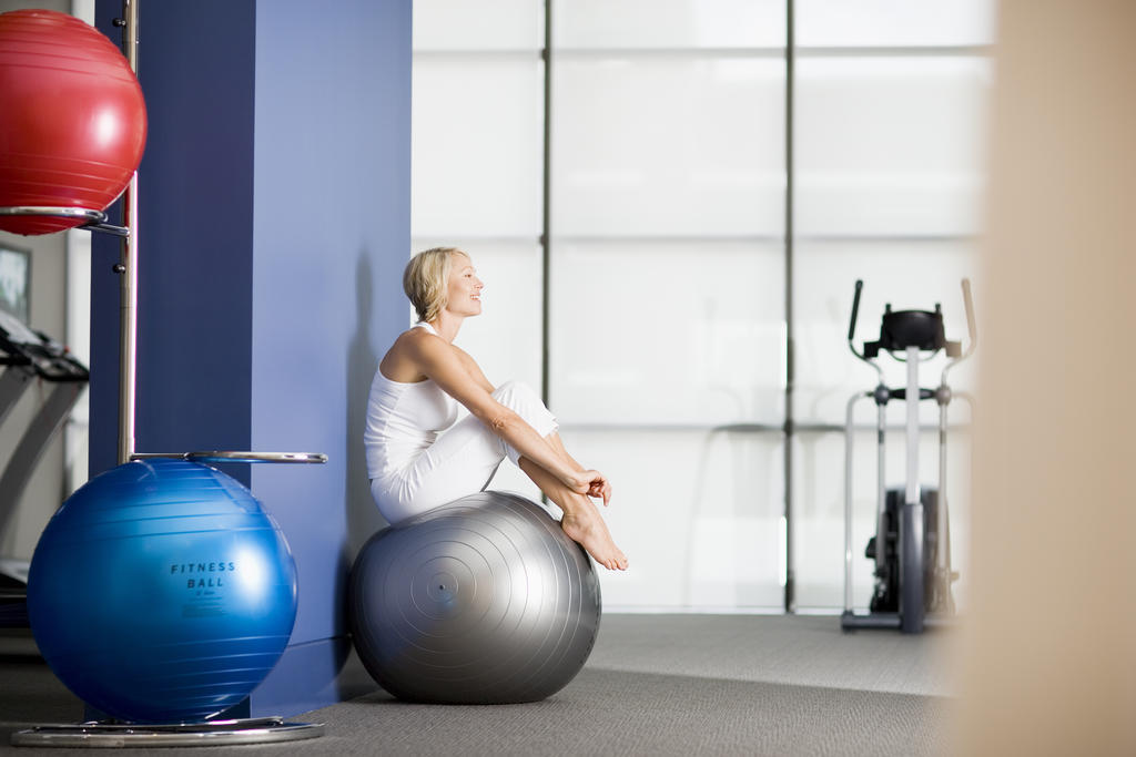 Fraser Suites Sydney Exterior foto A woman sitting on a Swiss ball